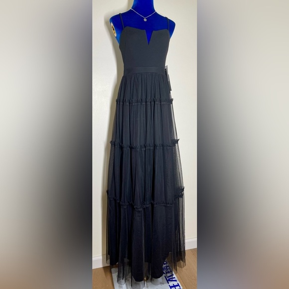 Adrianna Papell | Sleeveless Notch Neck | Tiered Mesh Gown In Black | Size 2 - Picture 2 of 7